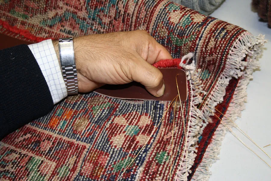 Bandverlegung an einem Teppich